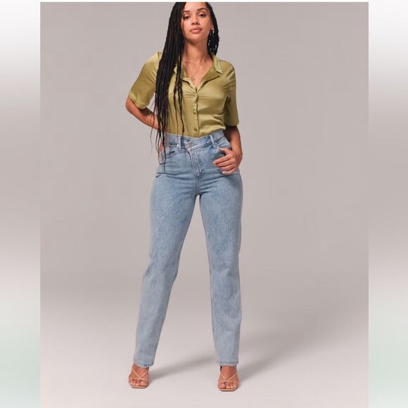 Abercrombie & Fitch 4 Asymmetrical Button Ultra High Rise Straight Leg 90s Jean - Picture 5 of 15